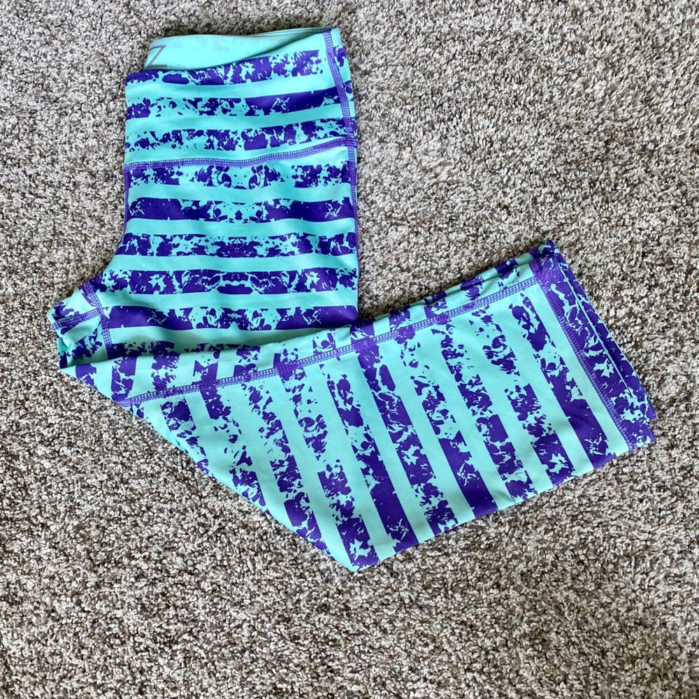 ZELLA cropped workout leggings. Like new. Size S